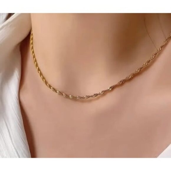 18k Gold Plated Dainty Elegant Twisted Chain Necklace - Picture 4 of 5